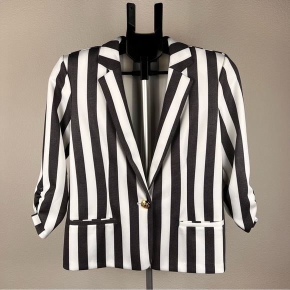 NYCC Gray & White Striped Blazer Small
Monochrome Striped Women's Blazer - Picture 1 of 8